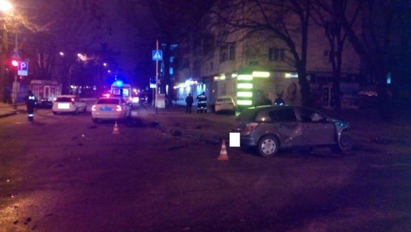 В Ставрополе на перекрёстке столкнулись иномарки, два человека пострадали